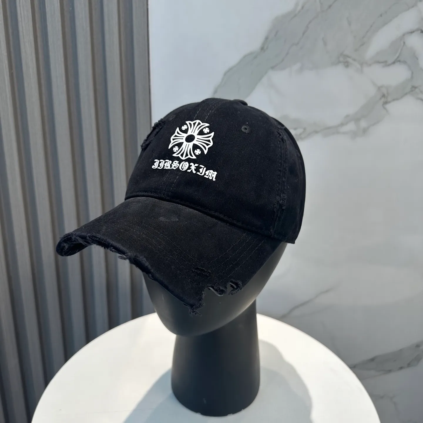 P70 Crow Heart 🆕🆕25 new baseball cap, stylish and classic cross logo, casual with a cool feeling, unisex style, same style for men and women! Very easy to match! Head circumference: 56-58cm is available